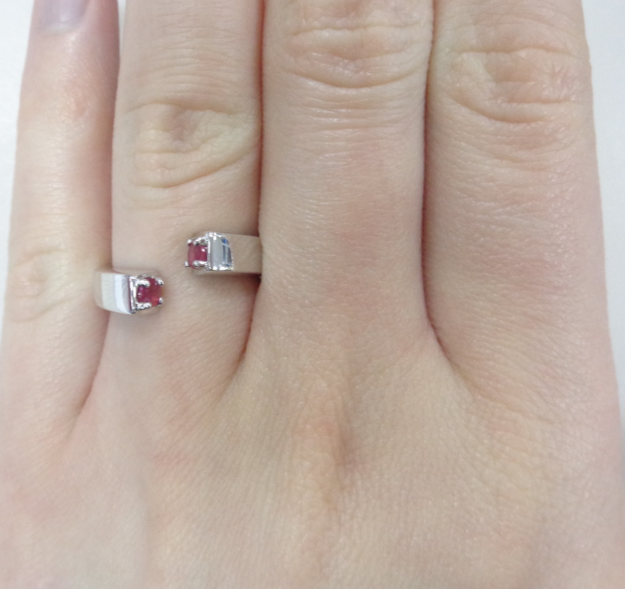 Серебряное незамкнутое кольцо с рубинами